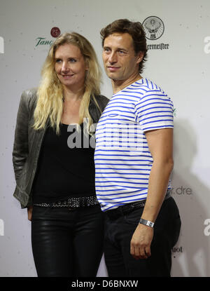 Fashion designer Jette Joop et mari Christian Elsen poser pour des photos sur le tapis rouge à l'extérieur de la discothèque 'Spindler und Klatt' à Berlin, Allemagne, 04 septembre 2012. La 'party' bat Berlin a été parrainé par le "Beats by Dr. Dre casque de marque et a attiré de nombreuses célébrités. Photo : Florian Schuh Banque D'Images