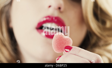 Close up of woman holding gummy candy Banque D'Images