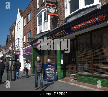 La serrure et le baril le seul pub à Frinton and on Sea, Essex, Angleterre Banque D'Images