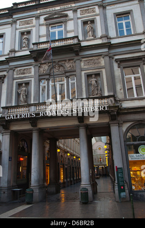 Galeries Royales Saint-Hubert ou Koninklijke Sint-Hubertusgalerijen galerie marchande à l'extérieur Place Grasmarkt Bruxelles Banque D'Images