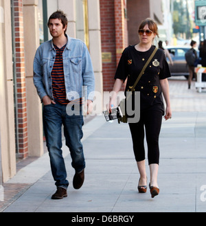 Jim Sturgess et sa petite amie arriver à un bâtiment médical à Beverly Hills, Los Angeles, Californie Banque D'Images