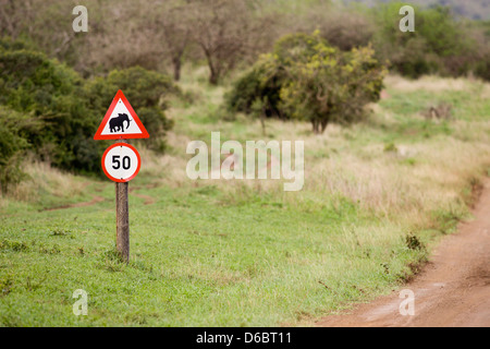 A 50 km/h road sign warning d'éléphants traversant. Phinda Game Reserve, Afrique du Sud. Banque D'Images