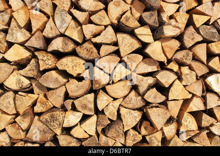 - Texture hachée et empilées pile de bois de pin et bouleau, couper pour la cheminée. Banque D'Images