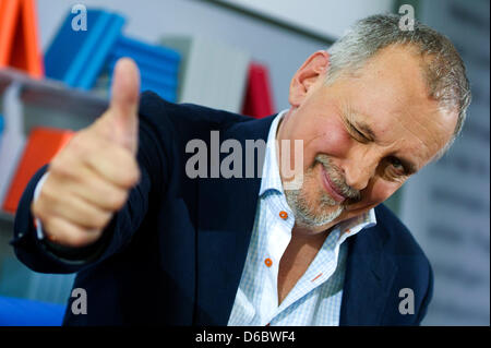 Fichier - l'écrivain danois Jussi Adler-Olsen pose après une interview au Salon du livre de Francfort à Francfort/Main, Allemagne, 14 octobre 2011. L'auteur du crime danois Olsen présente son nouveau livre "Erloesung'. L'Adler-Olsen romans ont été vendus dans 25 pays dont la Chine, l'Allemagne, les Pays-Bas, la Russie, l'Espagne, la Suède, le Royaume-Uni et les États-Unis. Photo : Arno Burgi Banque D'Images