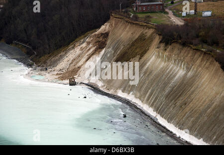 La côte de falaise avec le gyrophare de brouillard et le glissement de terrain sont présentées après l'arrêt de la recherche de la paix sur le cap Arkona sur l'Île Rugia à Putgarten, Allemagne, 03 janvier 2012. Depuis le 26 décembre 2011, 10 ans, Katharina a disparu. Elle était avec sa mère et sa sœur la marche sur la plage étroite sur le cap Arkona lorsqu'une partie de la falaise haute de 40 mètres, se sont séparés sur le Banque D'Images