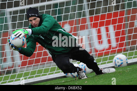 Gardien de la Hannover 96 Ron-Robert Zieler pratiques avec son équipe sur le terrain d'entraînement à Hanovre, Allemagne, 03 janvier 2012. L'équipe de Bundesliga se préparent pour la deuxième moitié de la saison. Photo : PETER STEFFEN Banque D'Images