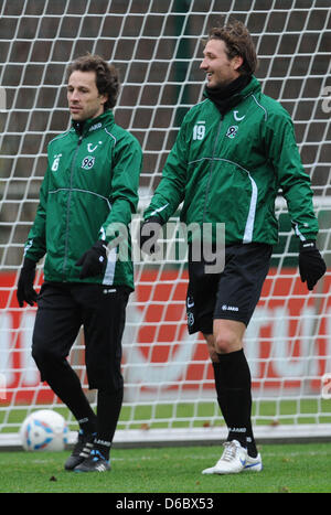 Steven Cherundolo (L) des États-Unis et de l'Allemand Christian Schulz de Hannover 96 pratique avec leur équipe sur le terrain d'entraînement à Hanovre, Allemagne, 03 janvier 2012. L'équipe de Bundesliga se préparent pour la deuxième moitié de la saison. Photo : PETER STEFFEN Banque D'Images