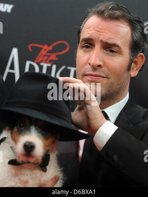 L'acteur français Jean Dujardin pose avec son chien sur le tapis rouge au cinéma Delphi Palace à l'occasion de la première allemande du film 'l'artiste' à Berlin, Allemagne, 03 janvier 2012. Le film va commencer à montrer dans les salles allemandes le 26 janvier 2012. Le noir et blanc film muet est l'une des est un candidat sérieux pour le Golden Globe. Photo : Britta Pedersen Banque D'Images