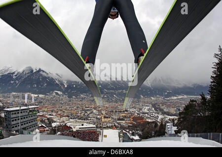 Un cavalier ski prend un saut d'entraînement au saut à ski de Bergisel pendant le 60e tournoi de quatre collines à Innsbruck, Autriche, 04 janvier. Photo : DANIEL KARMANN Banque D'Images