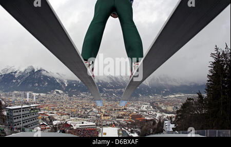 Un cavalier ski prend un saut d'entraînement au saut à ski de Bergisel pendant le 60e tournoi de quatre collines à Innsbruck, Autriche, 04 janvier. Photo : DANIEL KARMANN Banque D'Images