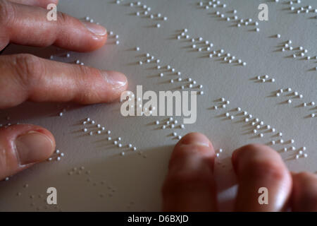 (Dossier) une archive photo datée du 05 mars 2008 montre du doigt d'un participant au cours aveugle touchant un texte pratique en braille sur le centre d'information de l'Etat aveugles et malvoyantes voir association dans Boltenhagen, Allemagne. Journée mondiale Braille commémore l'inventeur de l'écriture pour les aveugles : Louis Braille est né le 04 janvier 1809 et a été professeur de français de l'aveugle. P Banque D'Images