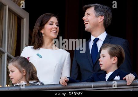 Copenhague, Danemark. 16 avril 2013. Le Prince héritier Frederik du Danemark, la princesse Mary, le Prince Christian (R) et de la Princesse Isabella à le balcon de palais d'Amalienborg à Copenhague le 73e anniversaire de la Reine le 16 avril 2013. Photo : Patrick van Katwijk/DPA/Alamy Live News Banque D'Images