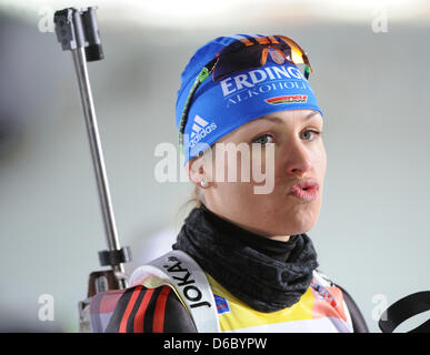 La biathlète Allemande Magdalena Neuner se prépare pour le coup de canon de la WOMEN'S 7.5 km course de sprint de la Coupe du Monde de biathlon à Oberhof, Allemagne, 06 janvier 2012. Photo : HENDRIK SCHMIDT Banque D'Images