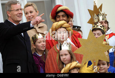 Le Président allemand Christian Wulff et son épouse Bettina carolers reçoivent au château de Bellevue à Berlin, Allemagne, 06 janvier 2012. Il s'il la première nomination officielle du Président de la nouvelle année. Photo : Hannibal Banque D'Images