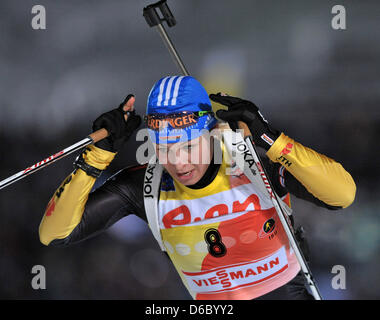 La biathlète Allemande Magdalena Neuner se prépare pour le coup de canon de la WOMEN'S 7.5 km course de sprint de la Coupe du Monde de biathlon à Oberhof, Allemagne, 06 janvier 2012. Photo : Martin Schutt Banque D'Images