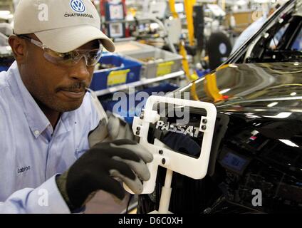 Fichier/Document - Un document d'archives photo datée du 24 mai 2011 montrent un employé de Volkswagen à l'usine de Volkswagen à Chattanooga, Tennessee, USA. Le Groupe Volkswagen d'Amérique présente ses chiffres d'affaires à la conférence de presse assistance au Museum of Modern Art (MoMA) à New York City, USA, le 08 janvier 2012. Photo : VW / FRISO GENTSCH / document / EDITORIAL UTILISEZ UNIQUEMENT Banque D'Images