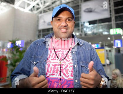 Ancien professionnel de football brésilien Ailton attend son vol pour l'Australie à l'aéroport de Francfort/Main, Allemagne, 08 janvier 2012. Ailton est l'un des onze candidats participant à la nouvelle saison de la télévision RTL-show 'jungle camp'. À partir du 13 janvier 2012 Les candidats resteront dans l'outback australien pour deux semaines et tests complets et de jeux. PHoto : Frank Rumpenhorst Banque D'Images