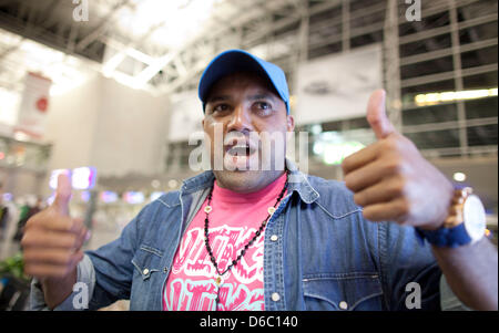 Ancien professionnel de football brésilien Ailton attend son vol pour l'Australie à l'aéroport de Francfort/Main, Allemagne, 08 janvier 2012. Ailton est l'un des onze candidats participant à la nouvelle saison de la télévision RTL-show 'jungle camp'. À partir du 13 janvier 2012 Les candidats resteront dans l'outback australien pour deux semaines et tests complets et de jeux. Photo : Frank Rumpenhorst Banque D'Images