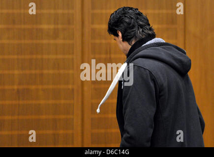 L'accusé d'assassin aéroport Uka arides arrive à la Haute Cour régionale de Francfort am Main, Allemagne, 09 janvier 2012. La communauté kosovare est accusé d'avoir tué deux soldats américains et en blessant deux autres à un attentat à l'aéroport de Francfort, le 02 mars 2011. Aujourd'hui, les moyens de l'accusation et la défense sont attendus. Photo : BORIS ROESSLER Banque D'Images