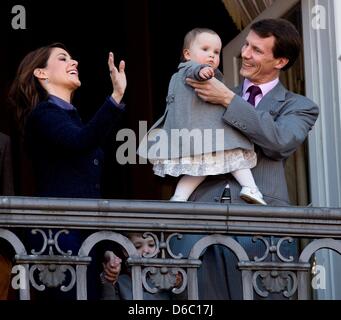 Copenhague, Danemark. 16 avril 2013. Le Prince Joachim du Danemark, la Princesse Marie et la Princesse Athena sur le balcon de palais d'Amalienborg à Copenhague au Danemark que sur le 73e anniversaire de la Reine le 16 avril 2013. Photo : Patrick van Katwijk/DPA/Alamy Live News Banque D'Images