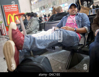 Ancien professionnel de football brésilien Ailton attend son vol pour l'Australie à l'aéroport de Francfort/Main, Allemagne, 08 janvier 2012. Ailton est l'un des onze candidats participant à la nouvelle saison de la télévision RTL-show 'jungle camp'. À partir du 13 janvier 2012 Les candidats resteront dans l'outback australien pour deux semaines et tests complets et de jeux. Photo : Frank Rumpenhorst Banque D'Images