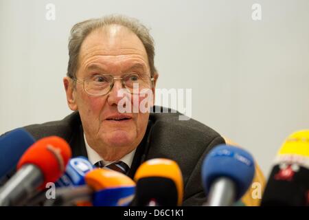 L'ancien juge fédéral Gerhard Schaefer prend la parole lors d'une conférence de presse organisée par le ministre de l'intérieur de l'Etat fédéral allemand de Thuringe, Joerg Geibert, à Erfurt, Allemagne, 09 janvier 2012. Schaefer à la tête d'une commission qui vient de terminer un rapport préliminaire sur le rôle de la police et de Thuringe Thuringe's Office d'état pour la protection de la Constitution dans le mat Banque D'Images