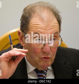 L'ancien juge fédéral Gerhard Schaefer prend la parole lors d'une conférence de presse organisée par le ministre de l'intérieur de l'Etat fédéral allemand de Thuringe, Joerg Geibert, à Erfurt, Allemagne, 09 janvier 2012. Schaefer à la tête d'une commission qui vient de terminer un rapport préliminaire sur le rôle de la police et de Thuringe Thuringe's Office d'état pour la protection de la Constitution dans le mat Banque D'Images