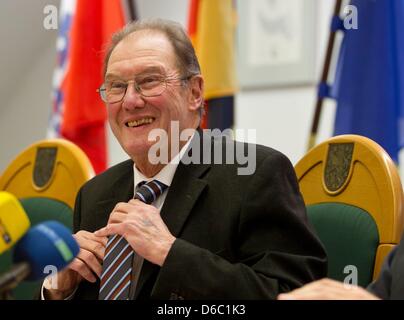 L'ancien juge fédéral Gerhard Schaefer prend la parole lors d'une conférence de presse organisée par le ministre de l'intérieur de l'Etat fédéral allemand de Thuringe, Joerg Geibert, à Erfurt, Allemagne, 09 janvier 2012. Schaefer à la tête d'une commission qui vient de terminer un rapport préliminaire sur le rôle de la police et de Thuringe Thuringe's Office d'état pour la protection de la Constitution dans le mat Banque D'Images