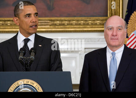Le président des États-Unis Barack Obama annonce la démission du chef de cabinet de la Maison Blanche, William Daley, droit et sa nomination de Jacob Lew, l'actuel directeur de l'Office of Management and Budget (OMB) comme son nouveau chef du personnel dans la salle à manger d'état de la Maison Blanche à Washington, D.C. le 9 janvier 2012. Daley quitte son poste un peu plus d'un an après avoir pris le Banque D'Images