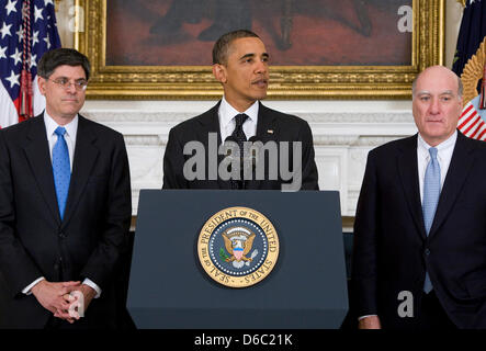 Le président des États-Unis Barack Obama annonce la démission du chef de cabinet de la Maison Blanche, William Daley, droit et sa nomination de Jacob Lew, à gauche, l'actuel directeur de l'Office of Management and Budget (OMB) comme son nouveau chef du personnel dans la salle à manger d'état de la Maison Blanche à Washington, D.C. le lundi, Janvier 9, 2012. Daley quitte son poste un peu plus d'un an af Banque D'Images