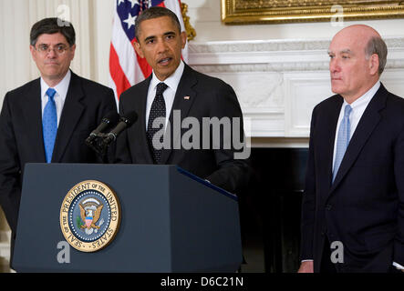 Le président des États-Unis Barack Obama annonce la démission du chef de cabinet de la Maison Blanche, William Daley, droit et sa nomination de Jacob Lew, à gauche, l'actuel directeur de l'Office of Management and Budget (OMB) comme son nouveau chef du personnel dans la salle à manger d'état de la Maison Blanche à Washington, D.C. le lundi, Janvier 9, 2012. Daley quitte son poste un peu plus d'un an af Banque D'Images