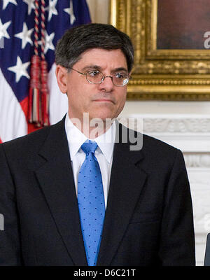 Le président des États-Unis Barack Obama (non représenté) annonce la démission de chef de cabinet de la Maison Blanche William Daley (pas sur la photo) et sa nomination de Jacob Lew, l'actuel directeur de l'Office of Management and Budget (OMB) comme son nouveau chef du personnel dans la salle à manger d'état de la Maison Blanche à Washington, D.C. le lundi, Janvier 9, 2012. Daley quitte son poste jus Banque D'Images