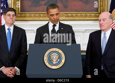 Le président des États-Unis Barack Obama annonce la démission du chef de cabinet de la Maison Blanche, William Daley, droit et sa nomination de Jacob Lew, à gauche, l'actuel directeur de l'Office of Management and Budget (OMB) comme son nouveau chef du personnel dans la salle à manger d'état de la Maison Blanche à Washington, D.C. le lundi, Janvier 9, 2012. Daley quitte son poste un peu plus d'un an af Banque D'Images