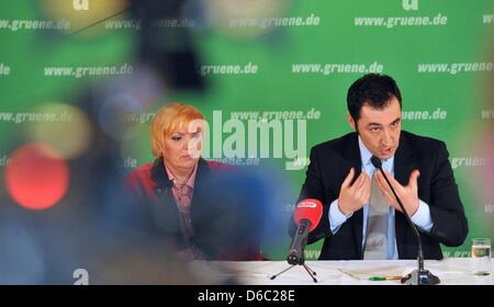 Présidents de partis du parti allemand des Verts Cem Ozdemir et Claudia Roth la parole lors de la conférence de presse à Woerlitz, Allemagne, 10 janvier 2012. Lors de la réunion à huis clos des Verts ils ont développé leur concept pour la campagne électorale fédérale de 2013. Photo : PETER ENDIG Banque D'Images