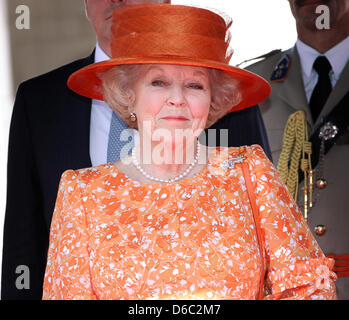 La Reine Beatrix arrive à l'aéroport de muscat et sont accueillis par le Sultan Qaboos bin Said Al Said à l'Al Alam Palace à Muscat, Oman, 10 janvier 2012. La Reine Beatrix apporte une visite d'État au Brésil du 10 au 12 janvier. Photo : Patrick van Katwijk Banque D'Images