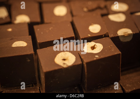 Blocs de chocolat noir aux noisettes sur le comptoir. Macro photo avec selective focus Banque D'Images