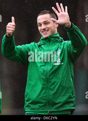 Marko Arnautovic von Werder Brême macht am Samstag (11.01.2012) à Belek (Turquie) im Rahmen des trainings Späße. Die Mannschaft Fußball von Bundesligist SV Werder de Brême bereitet sich im türkischen des zurzeit Mittelmeerort Bundesliga-Rückrunde auf die vor. Foto : Thomas Eisenhuth dpa Banque D'Images