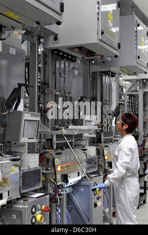 Un employé de la compagnie solaire Sovello contrôle la production de plaquettes de silicium polycristallin à Hamburg, Allemagne, 11 janvier 2012. La société a annoncé de nouveaux investissements dans l'expansion de leur usine aujourd'hui. Capacité de production de wafer sera porté à 1000 avec 200 nouveaux fours. Autour de 35 millions d'euros sont investis d'ici 2013. L'entreprise produit des cellules solaires Banque D'Images