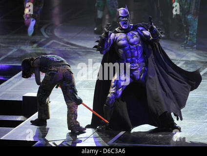 Acteur Sam Heughan (R) joue sur la scène pendant le spectacle "Batman Live" au monde 02 à Berlin, Allemagne, 11 janvier 2012. Le spectacle est présenté à Berlin jusqu'au 15 janvier 2012 et puis tours à Francfort-sur-Main, Hambourg et Cologne. Photo : Britta Pedersen Banque D'Images