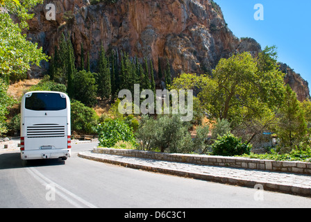 Le bus touristique moderne sur route de montagne Banque D'Images