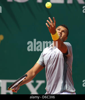 MONTE CARLO, MONACO - 16 avril : Open de Paris-bercy de France en action pendant la deuxième tour avec Nikolay Davydenko de Russie (pas sur la photo) le deuxième jour de l'ATP Masters de Monte Carlo, du Monte-Carlo Sporting Club le 16 avril 2013 à Monte-Carlo, Monaco. (Photo de Mitchell Gunn/ESPA) Banque D'Images