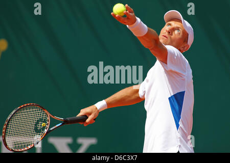 MONTE CARLO, MONACO - 16 avril : Nikolay Davydenko de Russie en action pendant la deuxième tour avec Yanina de France (pas sur la photo) le deuxième jour de l'ATP Masters de Monte Carlo, du Monte-Carlo Sporting Club le 16 avril 2013 à Monte-Carlo, Monaco. (Photo de Mitchell Gunn/ESPA) Banque D'Images