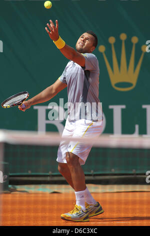 MONTE CARLO, MONACO - 16 avril : Open de Paris-bercy de France en action pendant la deuxième tour avec Nikolay Davydenko de Russie (pas sur la photo) le deuxième jour de l'ATP Masters de Monte Carlo, du Monte-Carlo Sporting Club le 16 avril 2013 à Monte-Carlo, Monaco. (Photo de Mitchell Gunn/ESPA) Banque D'Images