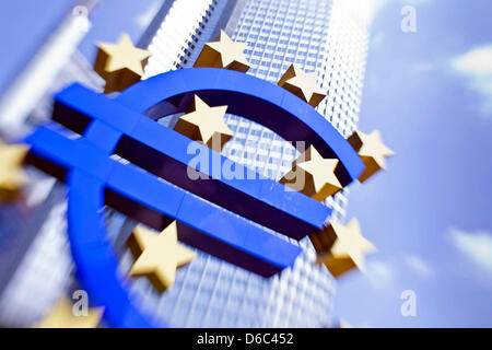 Fichier - une archive photo datée du 04 août 2011 montre l'euro sculpture en face du siège de la Banque centrale européenne (BCE) à Francfort, Allemagne. Le conseil de la BCE a décidé le 12 janvier 2012 pour maintenir le taux de base dans la zone euro sur le record de 1  %. Photo : Frank Rumpenhorst Banque D'Images