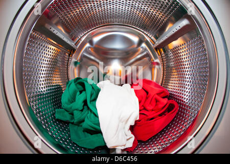 Un vert, un blanc et un morceau de vêtement rouge sont vus dans un lave-linge à Nuremberg, Allemagne, 11 janvier 2012. Photo : Daniel Karmann Banque D'Images