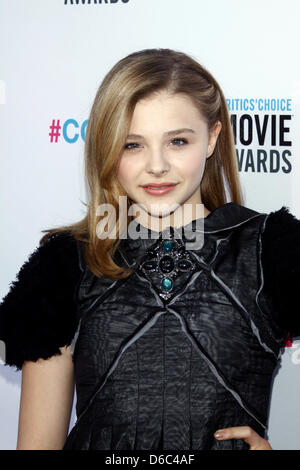 Chloe Grace Moretz actrice arrive à la 17e édition de Critics' Choice Movie Awards au Hollywood Palladium de Los Angeles, USA, le 12 janvier 2012. Photo : Hubert Boesl Banque D'Images