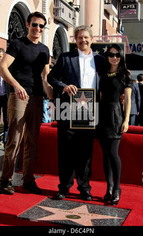 Scénariste/réalisateur/producteur John Wells (c) et acteurs Goran Visnjic (l) et Lucy Liu assister à la cérémonie en l'honneur John Wells avec une nouvelle étoile sur le Hollywood Walk of Fame en face d'un salon de tatouage sur Hollywood Boulevard à Los Angeles, USA, le 12 janvier 2012. Photo : Hubert Boesl Banque D'Images