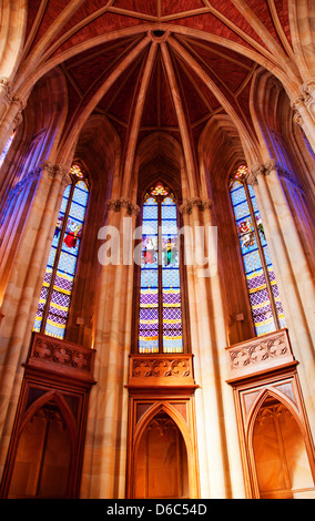 Plafond voûté avec vitraux Banque D'Images