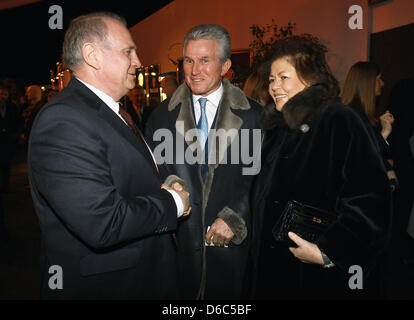 Président du club de football Bundesliga FC Bayern de Munich, Uli Hoeness (L-R), l'entraîneur Jupp Heynckes Bayern accueille et son épouse Iris durant son anniversaire à l'Postpalast à Munich, Allemagne, le 13 janvier 2012. Bayern Munich président Hoeness a célébré son 60e anniversaire. Photo : Alexander Hassenstein Banque D'Images