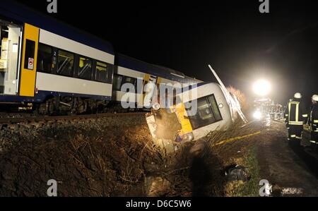 Les pompiers se tenir en face de train déraillé près de Bargum, Allemagne, le 13 janvier 2012. Un troupeau de bovins a causé le déraillement. Un porte-parole de la Police fédérale à Flensburg a dit qu'une personne est morte et deux ont été blessés. L'accident s'est produit à 17 h 45. La personne décédée n'avait pas encore été identifié, entre 30 et 35 personnes ont été pris en charge par le service d'incendie. Photo : Benja Banque D'Images